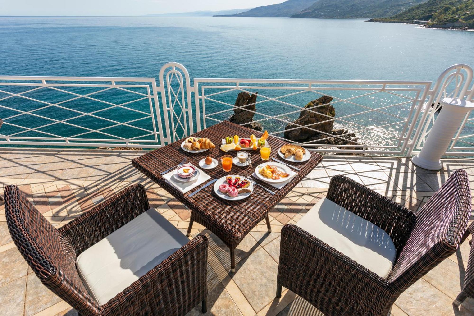 Hotel Kalura Чефалу Экстерьер фото